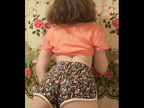 ❤️ Nena jove sexy despullant-se els pantalons curts davant la càmera ❌ Sexe a nosaltres ☑