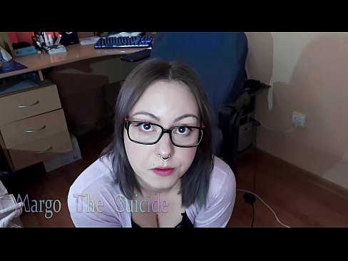 ❤️ Noia sexy amb ulleres xucla un consolador profundament davant la càmera ❌ Sexe a nosaltres ☑